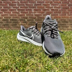 Nike Pegasus 39 Grey Athletic Shoes with Breathable Mesh and Cushioned Support
